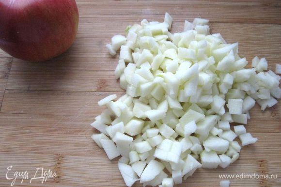 Одно яблоко почистить, разрезать на четыре части, вынуть семена, порезать мелкими кубиками.