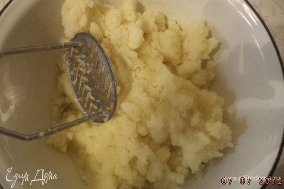 Картофель вымыть, очистить и отварить в подсоленной воде до готовности. Воду слить, размять картофель толкушкой в пюре, добавить сливочное масло, тщательно перемешать.