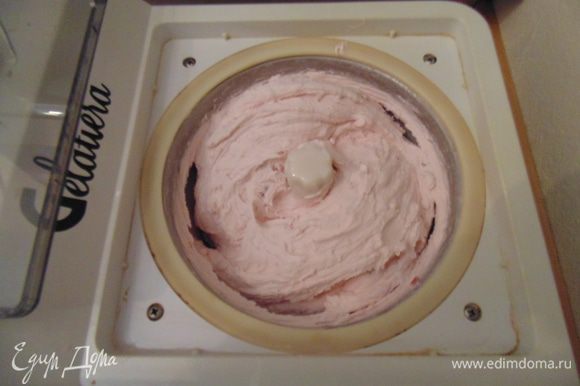 Приготовьте в мороженице согласно инструкции. Если нет мороженицы, поместить мороженое в морозильную камеру на 1- 1,5 часа, затем взбить блендером и снова поставить в морозильную камеру на 3 часа.