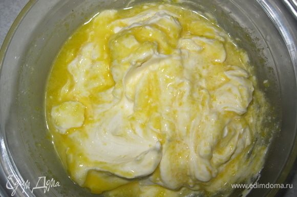 К желткам аккуратно вмешать сыр маскарпоне.