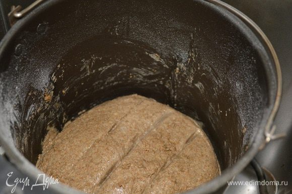 Затем жду окончания второго замеса и вынимаю лопаточку из чаши, разравниваю поверхность хлеба смоченной в воде лопаткой, и делаю несколько насечек, чтобы хлеб, если будет ломать корочку при выпечке, разламывался аккуратно.