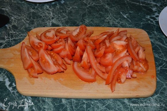 В это время помидоры нарезаем брусочками или как Вам удобно.