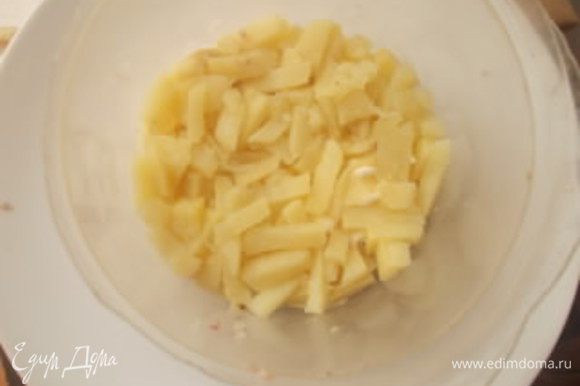 Каждый слой промазываем соусом, приготовленным из майонеза со сметаной и зубочка чеснока, предварительно потертым туда. Следующий слой картофеля.