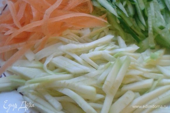 Разорвите листья салата и положите их в салатницу. Нарежьте мелкой соломкой цукини, очищенный огурец. Морковь можно нарезать «чистелкой» для овощей, так же можно нарезать сыр. Приготовьте заправку: соедините оливковое масло с лимонным соком и приправьте солью, перцем, травами.