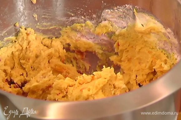 Муку перемешать с разрыхлителем и солью, часть добавить в сливочно-апельсиновую массу и продолжать вымешивать, затем всыпать оставшуюся муку и вымешать еще немного.