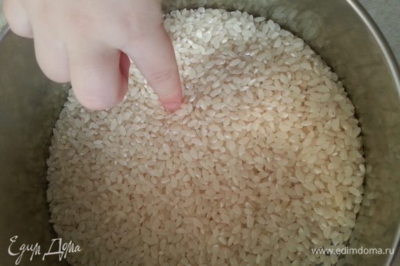 Пропорции риса и воды - 1 (рис):1,7 (вода) по объему. Я беру 160 мл (125 г) риса (мультистакан). Высыпаю рис в сито.