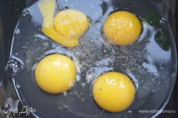 В миске смешать яйца с 1 ст. ложкой холодной воды.
