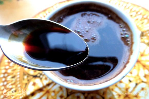 В чашку с кофе добавим корицу и ложку чёрного бальзама.