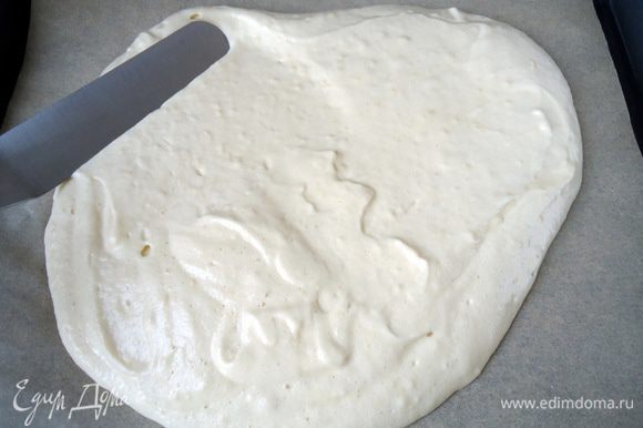 Готовое тесто вылить на противень, застеленный пекарской бумагой. *Смазывать бумагу не надо. Размер противня 31/39 см. Выпекать бисквит в заранее разогретой духовке при 190°С 15 минут.