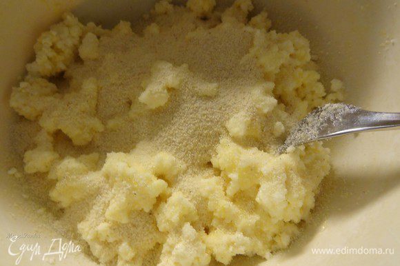 К сырникам добавить соль, сахар, ванильный сахар и манку. Дать постоять 15 минут, чтобы манка вобрала в себя лишнюю жидкость от сырников.