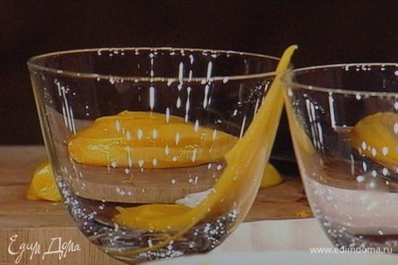 В бокал выкладываем манговые слайсы.