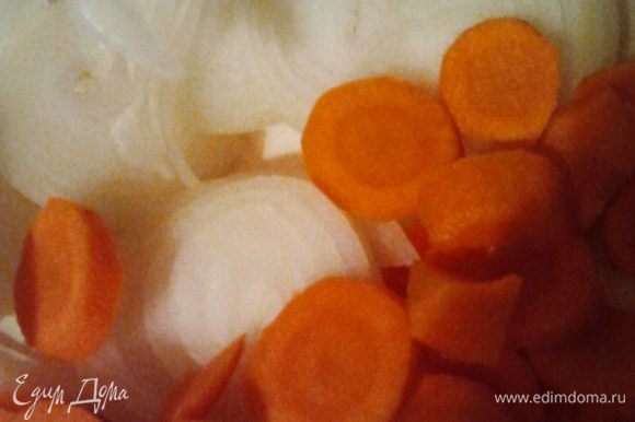 Режем морковь кружочками и репчатый лук колечками.
