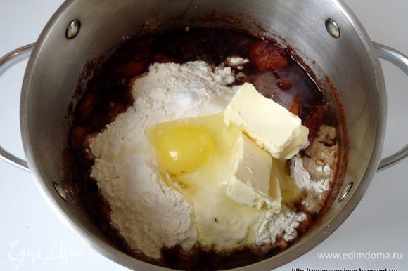 Снять яблоки с огня. Добавить к содержимому кастрюли сахар, муку, яйцо, разрыхлитель , ванилин и сливочное масло.