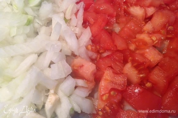 Приготовьте соус: лук и помидоры очистите и порежьте. Потушите до мягкости с 2 ст. л. масла, посолите, поперчите и добавьте базилик.