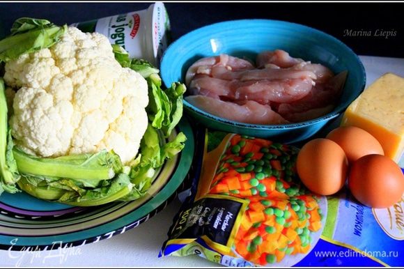 Подготовить продукты. Если хотите подавать запеканку с соусом, подготовьте для него дополнительно: Белый йогурт, соль, перец, зелень, выжатый чеснок.