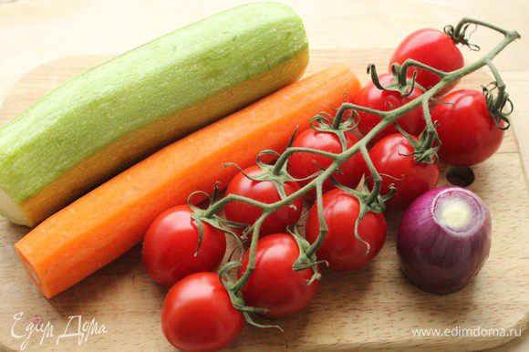 Подготовить овощи для салата... Набор овощей может варьироваться по вашему вкусу в зависимости от сезона. Можно взять цветную капусту, брокколи, баклажан, болгарский перец, спаржу, зеленый горошек или фасоль в стручках...