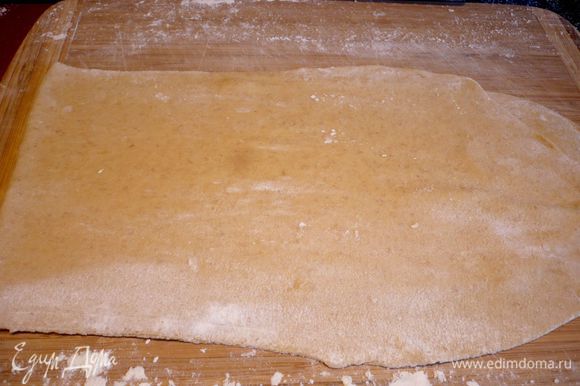 Только после этого раскатываем тесто максимально тонко, по длине пласт будет в два раза превышать предыдущую длину пласта (я тесто для фото сложила, чтобы было лучше видно).