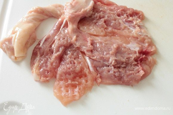 Отбить с двух сторон каждую мясную заготовку,(кожица находится в стороне,что бы случайно ее не повредить)Посолить и поперчить отбитое мясо по вкусу.