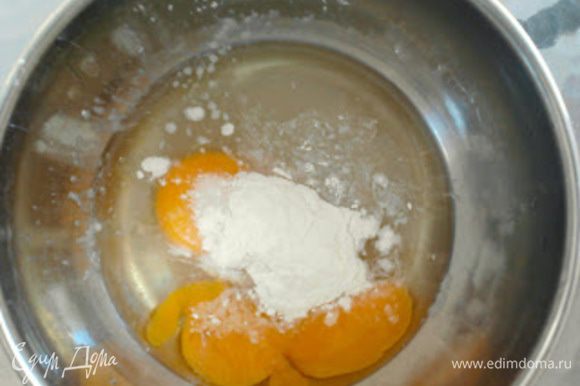 Готовим крем. Яйца смешать с сахаром, крахмалом и перемешать до однородной массы