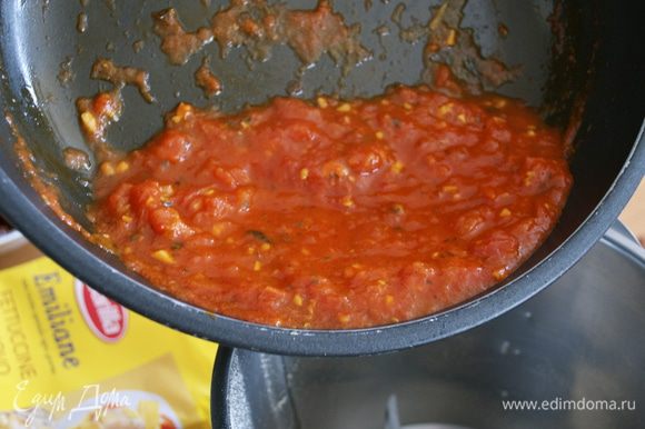 Полученную томатно-чесночную массу переложить в блендер.