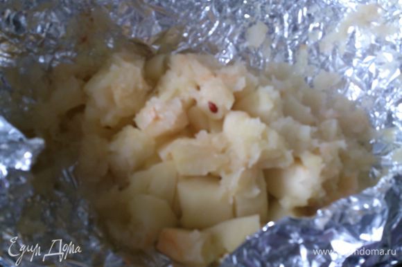 Яблоки очистить от кожуры и нарезать мелкими кусочками. Завернуть в фольгу и запечь в духовке при 180 С около 30 минут до размягчения.