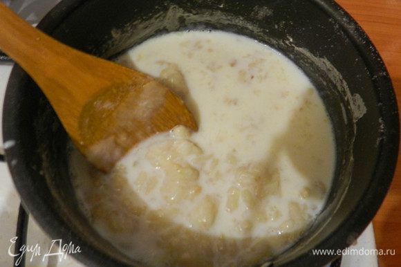 Когда мука поджарится до золотистого цвета влить стакан молока. Все тщательно перемешать, если соус слишком густой можно добавить пол стакана воды. Тушить 2-3 минуты.