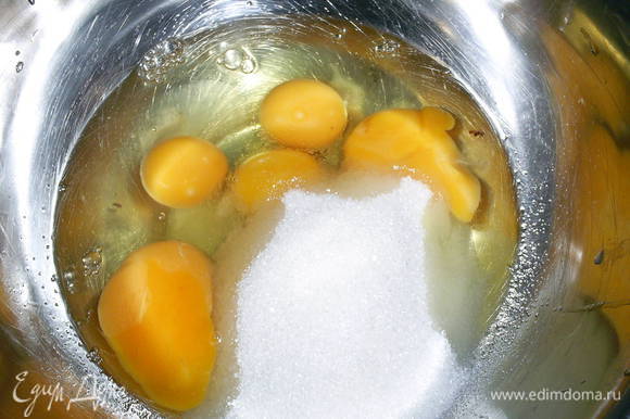 Яйца комнатной температуры взбиваем с сахаром примерно 10 минут.