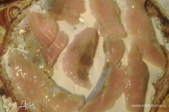 Сверху кладем кусочки рыбы. Я использовала горбушу, которую сама посолила (http://www.edimdoma.ru/retsepty/62646-gorbusha-solenaya) . Можно брать любую другую рыбку на ваш вкус.