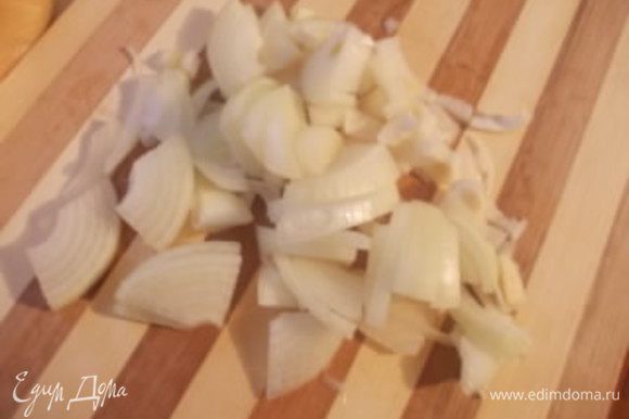 Взять большую луковицу и порезать ее соломкой. В сковороде разогреть оливковое масло и добавить туда лук, довести до прозрачности.