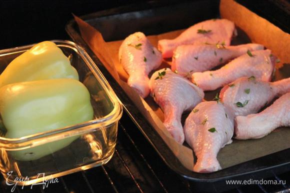 Куриные голени обмажьте оливковым маслом с листочками тимьяна, слегка посолите и запекайте на противне в духовке около 45 минут при 200 градусах. Параллельно поставьте в духовку болгарские перцы примерно на 20 минут.