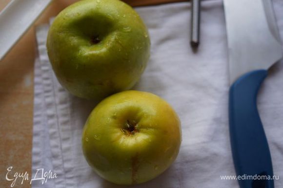 Яблочный мусс. 2 яблока очистить, и сделать яблочное пюре с сахаром и лимонным соком в измельчителе или блендером.
