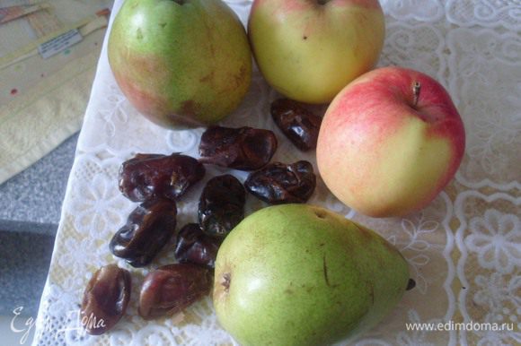 Выбрать вкусные, ароматные яблоки и груши. Очистить финики от косточек.