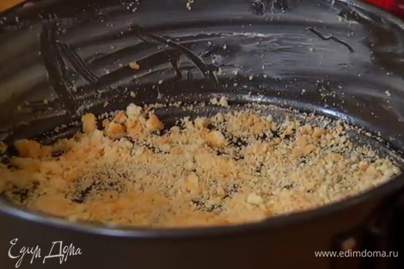Разъемную форму смазать оставшимся сливочным маслом и раскрошить в нее одно печенье.