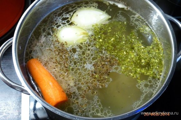 Варим куриный бульон. Грудку (или другие части курицы) заливаем 2.5 литрами холодной воды, доводим до кипения, снимаем пену. Уменьшаем огонь до минимума, добавляем разрезанную пополам луковицу, морковь целиком, укропное семя, перец, соль и другие приправы по желанию. Варим 1-1.5 часа.