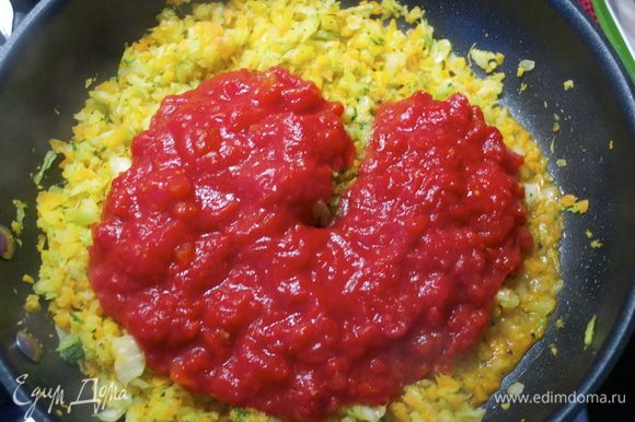 Добавить предварительно размятые томаты в собственном соку. Посолить и поперчить по вкусу и готовить томатный соус около 8 минут на среднем огне, время от времени помешивая.