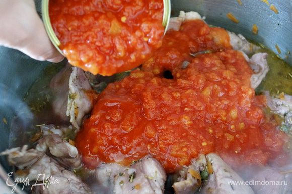 Выложить томатный соус (мякоть томатов) к мясу. Накрыть кастрюлю крышкой и тушить кролика в соусе около 2-х часов на небольшом огне...