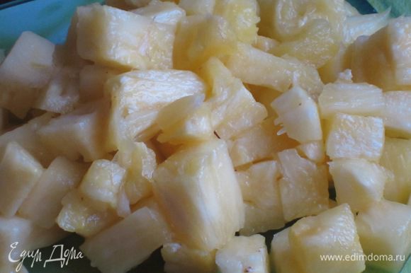 Начинка из ананаса: ананас почистить и нарезать на маленькие кусочки.