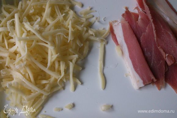Сыр натереть на терке и нарезать ветчину тонкими полосками.