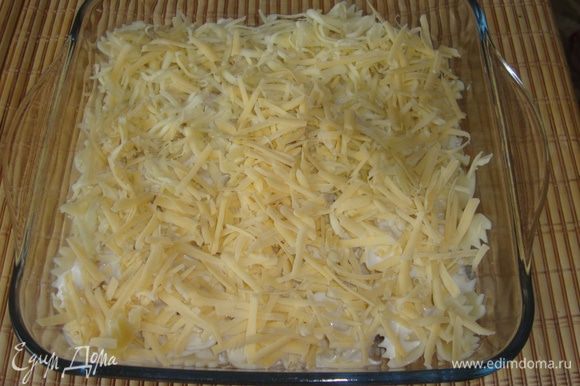 Посыпать тертым сыром типа Моцарелла и поставит выпекать при 150 градусах на 20 минут. Подать к столу.