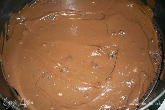 Можно приступать к сборке торта, для этого нам понадобиться кольцо от разъемной формы диаметром 23 см, в которой мы выпекали бисквит. На блюдо кладем бисквитный корж, заключаем его в кольцо и смазываем 2/3 шоколадного мусса.