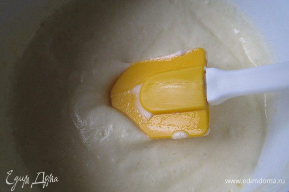 Белки отделить от желтков. Желтки соединить с сахаром и взбить миксером до увеличения объёма и получения пышной светлой массы. Соединить с маскарпоне (комнатной температуры). Белки взбить до устойчивых пиков, добавить в крем и аккуратно перемешать. Если вы не хотите использовать в крем сырые яйца, можно сделать крем с завариванием желтков сиропом и взбитыми сливками.