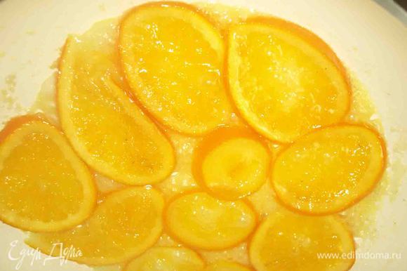 На разогретой сковороду отправляем масло, сахар, апельсины и готовим пока апельсины не станут приобретать карамельный оттенок.