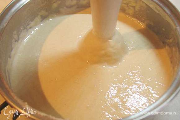 За кипятить воду и добавить в блинную смесь. Блинное тесто должно получится по консистенции кефира.