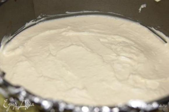 Во вторую часть крема добавить 2 ст.л. сиропа из агара. Выложить на бисквит, отправить в морозилку на 5-7 минут.
