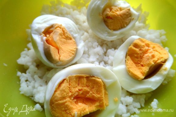 В отваренный рис добавим отварные яйца (остались от завтрака).