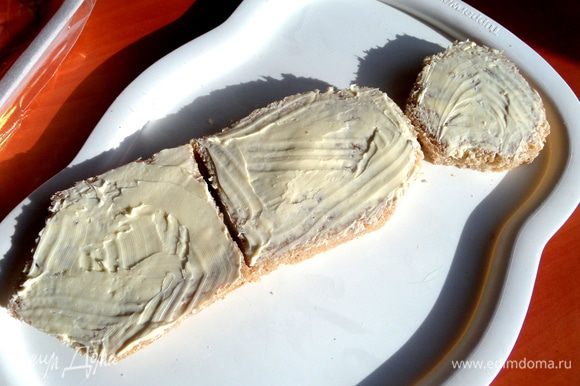 Смазываем кусочки маслом как обычно Вы любите на бутерброде))
