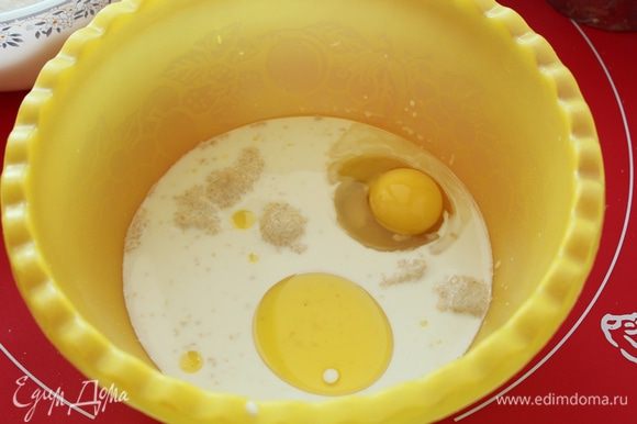 Дрожжи развести в смеси теплой воды и молока. Добавить сахар, яйцо, растительное масло.