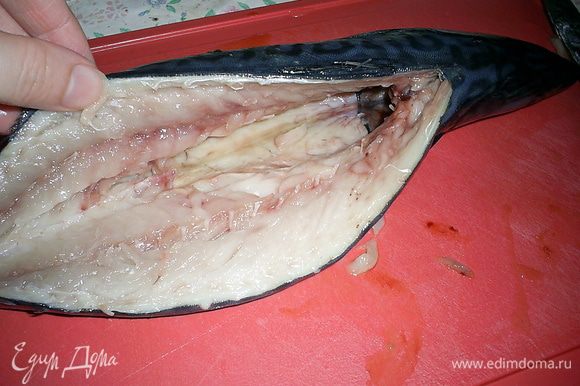 Нам понадобится свежая или предварительно размороженная скумбрия. Рыбу моем, разрезаем со спины вдоль хребта. Через полученный разрез удаляем хребет и внутренности. Тщательно промываем рыбку. Голову и хвостик не обрезаем. Тушки натираем солью, приправой для рыбы и лимонным соком (примерно 1,5 ст.л.) внутри и снаружи. Отправляем в прохладное место мариноваться 20-30 минут.