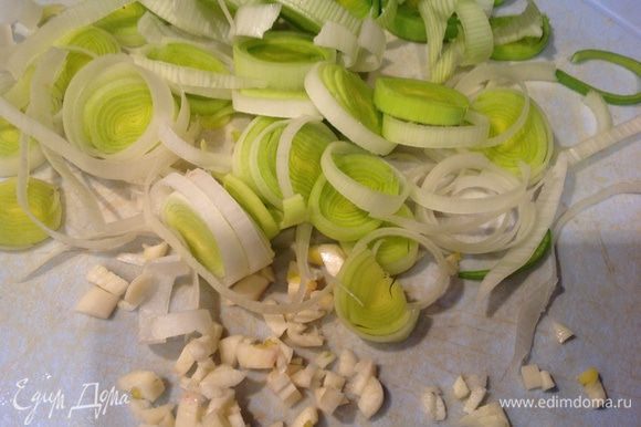 Нарежьте лук-порей кольцами, а чеснок как можно мельче. Обжарьте на растительном масле в глубокой сковороде или сотейнике.