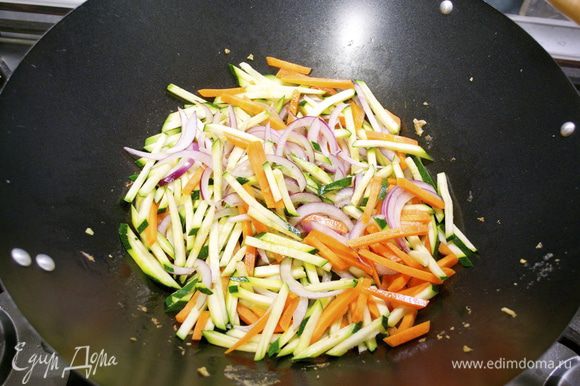 Сбрызнуть сковороду небольшим количеством масла. Выложить в вок овощи и также, помешивая, быстро обжарить. Слегка посолить.